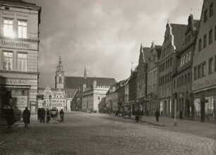 Zerbst. Markt : Zerbst. Marktplatz von Süden. Im Hintergrund das Rathaus und die Nikolaikirche