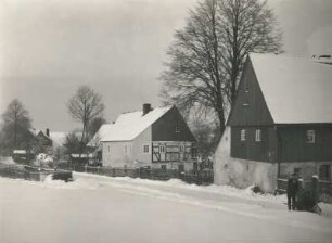 Verschneite Dorfstraße in einem Erzgebirgsdorf (Seiffen-Heidelberg oder in Ullersdorf bei Dresden)