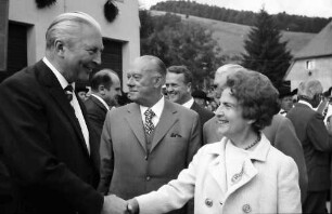 Bernau: Preisträgerin 1971, Irma Grabhorn mit Altbundeskanzler Kiesinger und Senatspräsident Dr. Schwoerer