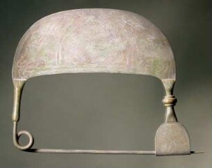Große Fibel mit gravierten Ornamenten und bildlichen Darstellungen im geometrischen Stil (moderne Fälschung)