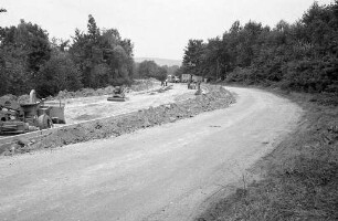 Verbreiterung, Begradigung und Ausbesserung der Wolfartsweierer Straße.