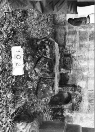 Grabstein 102 (Index: 100114809) Zustand: erhalten nur Sockel Beschreibung: erhalten: Rustikasockel: Grabstein 102