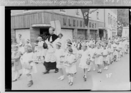 Fronleichnamsprozession in Sigmaringen in der Karlstraße; Mädchen mit Blumenkörben bei der Prozession vor dem Cafe Kleindinst