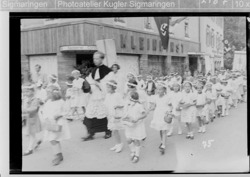 Fronleichnamsprozession in Sigmaringen in der Karlstraße; Mädchen mit Blumenkörben bei der Prozession vor dem Cafe Kleindinst