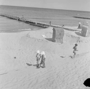 Blick auf den Strand mit Strandkorb