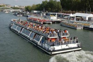 Paris - Menschen in der City : Seine-Ausflugsschiff am Eiffelturm. Paris, 2006