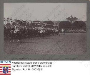 Münster in Westfalen, 1907 / Kaisermanöver in Westfalen / Kürassiere (wohl Leibkürassier-Regiment) beim Parademarsch vor Zuschauertribünen, Gruppenaufnahme, Ganzfigur / mit dorsaler Bildlegende nach 1945