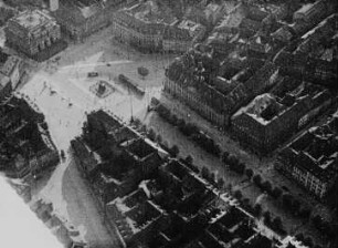 Szene aus dem Dokumentarfilm "Flugbetrieb auf dem Flughafen Dresden-Kaditz" : Blockhaus, Neustädter Markt mit Reiterstandbild August des Starken ( "Goldener Reiter) und Hauptstraße