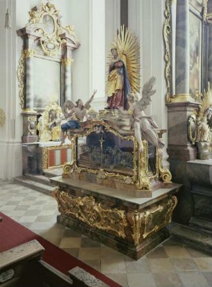 Kreuzaltar mit Valeriusschrein