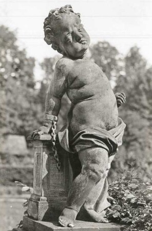 Putto: Gefesseltes Kind : Putto im Ehrenhof (Westausgang), Höhe 1,20m