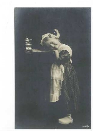 Mädchen mit Haube vor einem Tischchen mit Teekanne