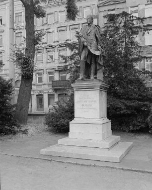 Denkmal für Gottlob Ludwig Demiani : Denkmal für Gottlob Ludwig Demiani. Bronze, Sandstein (1862; J. Schilling). Görlitz-Altstadt, Demianiplatz
