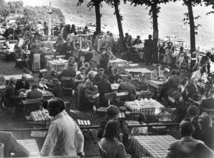 Hamburg-Blankenese. Das elegante Restaurant Süllberg mit Elbblick ist 1950 gut besucht. Man genießt die Erfolge des Wirtschaftswunders.