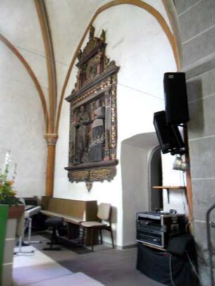Treis an der Lumda-Evangelische Kirche - Langhaus Innen (im Kern Spätromanisch - Gotisch überarbeitet)- Chorraum im Südosten mit Epitaph (Jahr 1588) sowie Kreuzrippe auf Konsole in Übersicht