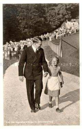 Hitler auf dem Obersalzberg mit kleinem Mädchen