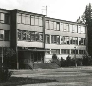 Coswig (Sachsen), Heinrich-Heine-Weg 23. Wilhelm-Pieck-Oberschule (Gymnasium; um 1970)
