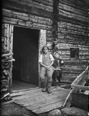 Kinderportrait : Portrait der beiden Kinder Fiegls (von "Fiegl’s Gasthaus“, Windachtal bei Sölden)