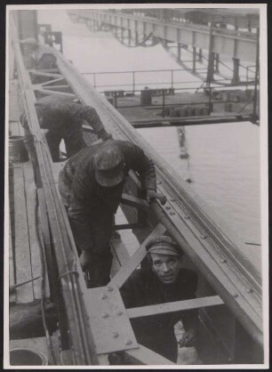 Hafenarbeiter entweder am Überseehafen Bremen oder am Hafen Hamburg