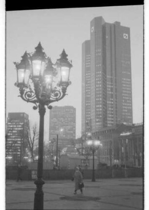 Frankfurt: Kandelaber mit Deutsche Bank-Hochhaus