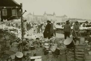 Dresden. Jahrmarkt auf dem Alaunplatz : Dresden. Jahrmarkt auf dem Alaunplatz. Stand mit Töpfen, Eimern und anderen Haushaltswaren