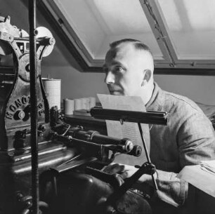 Schriftsetzer bei der Arbeit an der Setzmaschine, Druckerei Offizin Haag Drugulin