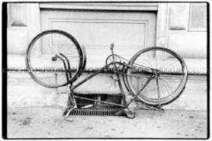 Auf den Sattel gestelltes Fahrrad auf dem Bürgersteig