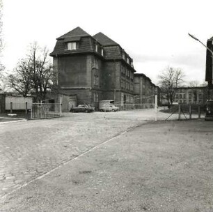 Cottbus, Karl-Liebknecht-Straße / Ecke Lausitzer Straße. Infanteriekaserne der Bundeswehr (1886). Erweiterungsbau (um 1930). Seitenansicht von Süden