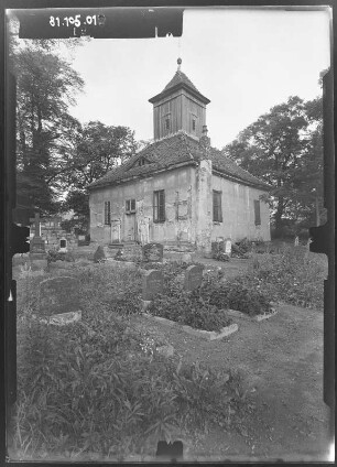 Klein Behnitz (Nauen-Klein Behnitz). Dorfkirche (1779). Eingangsseite über den Friedhof