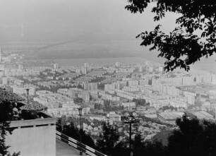Blick auf eine Neubausiedlung am Rand einer Stadt