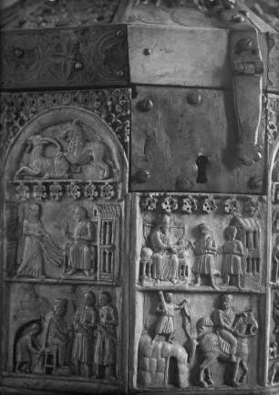 Byzantinischer Elfenbeinkasten: David schneidet König Saul ein Stück seines Mantels ab; Potiphars Frau zeigt ihrem Mann Josefs Mantel, der zur Rechenschaft gezogen wird