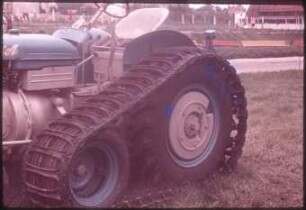 Traktor Zetor 25 mit Halbraupe