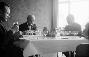 Freiburg: Weinbauinstitut; Weinprämierung 1970/1971, Tisch