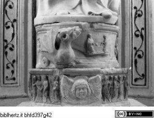 Madonna del Soccorso, Sockel mit den Darstellungen eines Drachen und der Geburt Christi