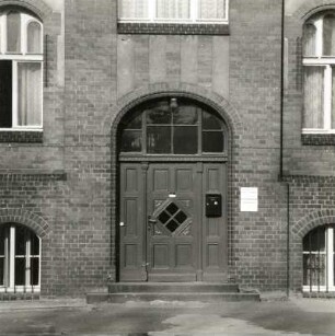 Cottbus, Thiemstraße 37. Säuglingsheim (um 1905). Mittelrisalit, Portal