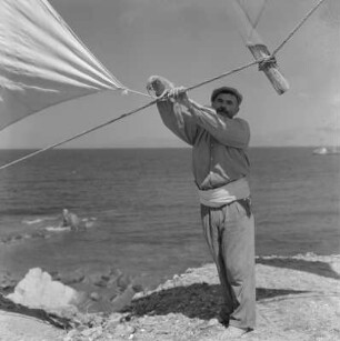Mykonos, griechische Insel der Kykladen im Ägäischen Meer, Windmüller beim Segel setzen