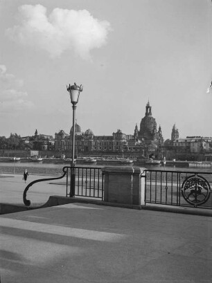 Dresden. Blick vom Neustädter Elbufer (Königsufer) auf die Altstadt mit Kunstakademie und Frauenkirche