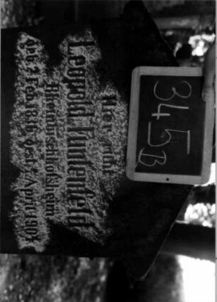 Grabstein 345 (Index: 100111928) Material: Sandstein Zustand: verwittert Maße HxBxT: 120x65x21 cm Beschreibung: Stele, getreppter Sockel, giebelartiger Abschluß mit Verdachung, Schriftfeld eingetieft Symbolik: Kreis: Grabstein 345B