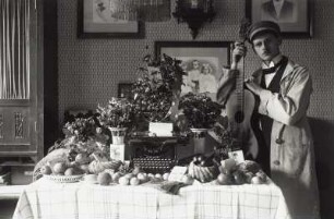 Selbstbildnis des Fotografen Willy Hanisch neben seinem Geburtstagstisch zum 21. Geburtstag am 09.10.1914