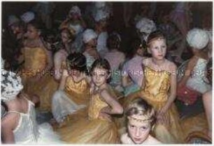 Mädchen in Ballettkleidern (Altersgruppe bis 14)