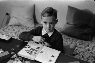 Bukarest: Wohnung Schmidt, Schmidt (Junior) beim Briefmarkenkleben