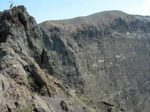Neapel - Vesuvgipfel mit Lavagestein : Der Vesuv bei Neapel, aufgenommen 2004, ist ein beliebtes Touristenziel