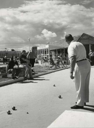 Boule spielende Franzosen beleben das Bild im Hafen von Deauville, Normandie