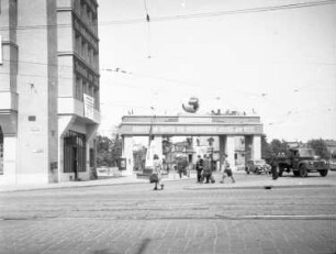 Dresden-Neustadt, ephemerer Triumphbogen als Werbung für die Weltfestspiele der Jugend und Studenten in Ost-Berlin, errichtet beim Hochhaus am Albertplatz am Beginn der Königsbrücker Straße