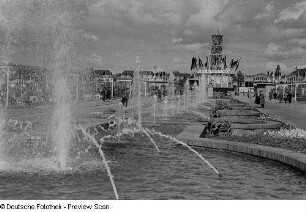 Blick auf einen Springbrunnen auf dem Ausstellungsgelände