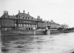 Wasserpalais : Königliches Schloss, Pillnitz. Wasserpalais. Blick von der Elbe flussaufwärts