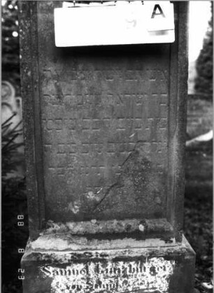 Grabstein 9 (Index: 100096295) Maße HxBxT: 150x53x18 cm Symbolik: Trauerkranz: Grabstein 9A
