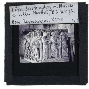 Römische Plastik, Musensarkophag : Detail (Schmalseite)