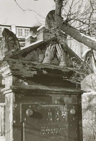 Alter Jüdischer Friedhof : Grabstein für Julius Mendel Cohn, oberer Teil mit den segnenden Händen als Sinnbild des Stammes Cauhen (Priester)