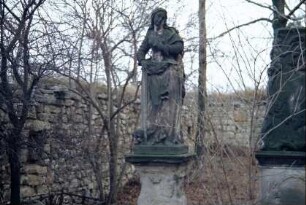 Kirchhof: Grabstein aus dem 18. Jahrhundert, Frauenfigur