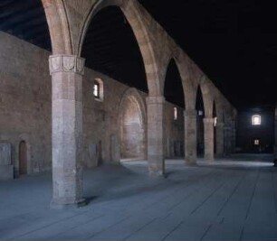 Neues Ordenshospital, Rhodos (Stadt) : Rhodos (Stadt). Neues Ordenshospital (heute Archäologisches Museum). Krankensaal im Obergeschoss mit 7 Wappenpfeilern. 100 Betten, 14 fensterlose Zellen